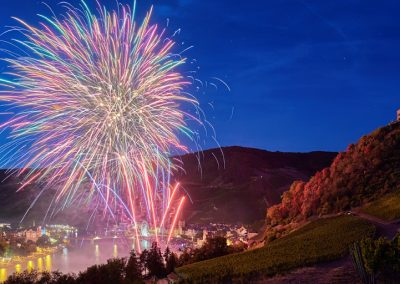 Burg und Feuerwerk beim Weinfest der Mittelmosel