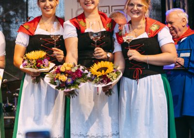 Mosella der Stadt Bernkastel-Kues und ihre Prinzessinnen im Moselblümchen